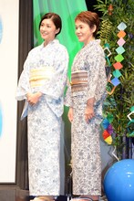 浴衣姿の竹内結子と大竹しのぶ。