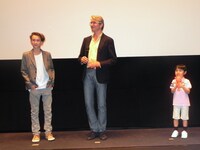 左からオンジェイ・スヴェラーク、ヤン・スヴェラーク、寺田心。