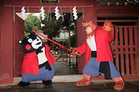 金王八幡宮にて剣術を披露する熊徹と、赤ナスで受け太刀するくまモン。(c)2015 THE BOY AND THE BEAST FILM PARTNERS