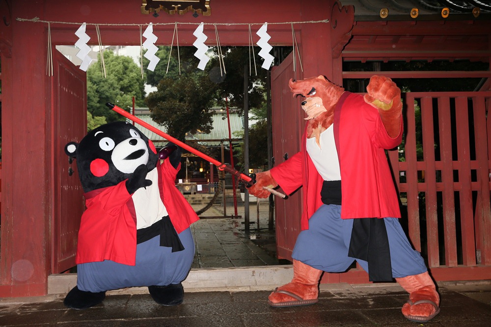 金王八幡宮にて剣術を披露する熊徹と、赤ナスで受け太刀するくまモン。(c)2015 THE BOY AND THE BEAST FILM PARTNERS