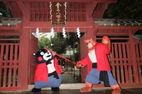 金王八幡宮にて剣術を披露する熊徹と、赤ナスで受け太刀するくまモン。(c)2015 THE BOY AND THE BEAST FILM PARTNERS