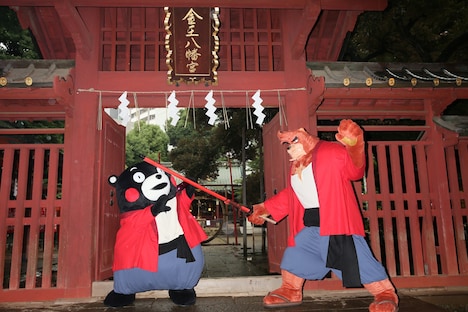 金王八幡宮にて剣術を披露する熊徹と、赤ナスで受け太刀するくまモン。(c)2015 THE BOY AND THE BEAST FILM PARTNERS