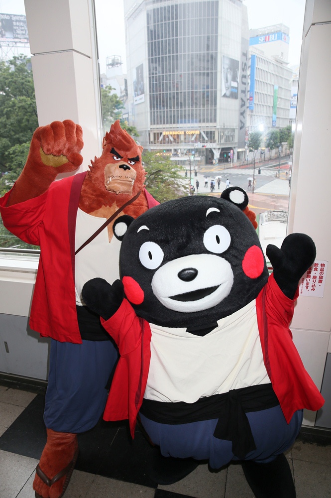 渋谷のスクランブル交差点をバックに、記念撮影する熊徹とくまモン。(c)2015 THE BOY AND THE BEAST FILM PARTNERS