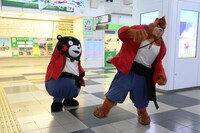 渋谷駅を歩く、くまモン（左）と熊徹（右）。(c)2015 THE BOY AND THE BEAST FILM PARTNERS