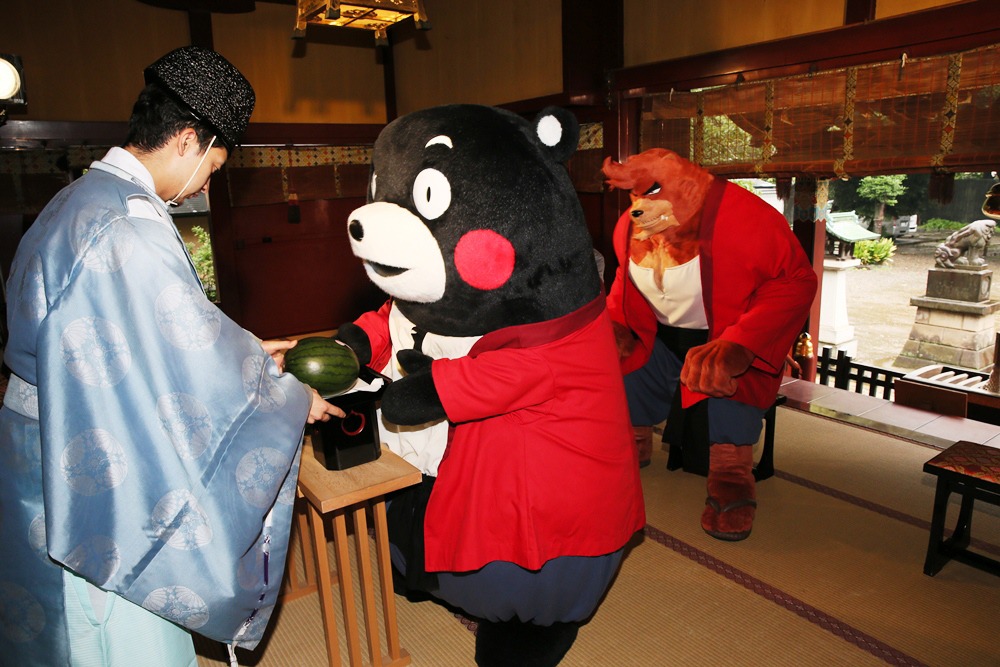 熊本名産のスイカを金王八幡宮に奉納するくまモン。(c)2015 THE BOY AND THE BEAST FILM PARTNERS