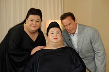 「マツコとマツコ」より。左からマツコ・デラックス、アーノルド・シュワルツェネッガー。(c) 2015 Paramount Pictures. All Rights Reserved. 　(c) NTV