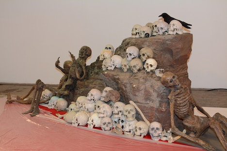 会見会場に設置された地獄セットの一部。