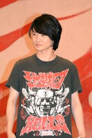 地獄図（ヘルズ）Tシャツをアピールする神木隆之介。