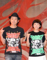 2015年7月の「TOO YOUNG TO DIE! 若くして死ぬ」クランクアップ記者会見での宮藤官九郎（左）、清野菜名（右）。