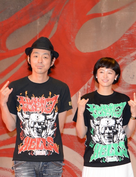 2015年7月の「TOO YOUNG TO DIE! 若くして死ぬ」クランクアップ記者会見での宮藤官九郎（左）、清野菜名（右）。