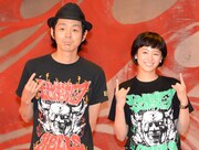 左から宮藤官九郎、清野菜名。