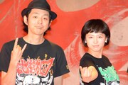 左から宮藤官九郎、清野菜名。