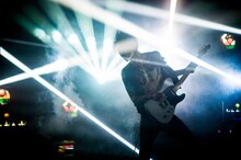 MIYAVI「Mission: Impossible Theme」ミュージックビデオのワンシーン。