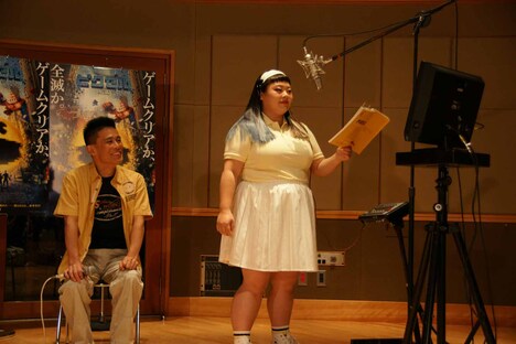 「ピクセル」公開アフレコに臨む、日本語吹替版キャストの渡辺直美と、見守る柳沢慎吾。