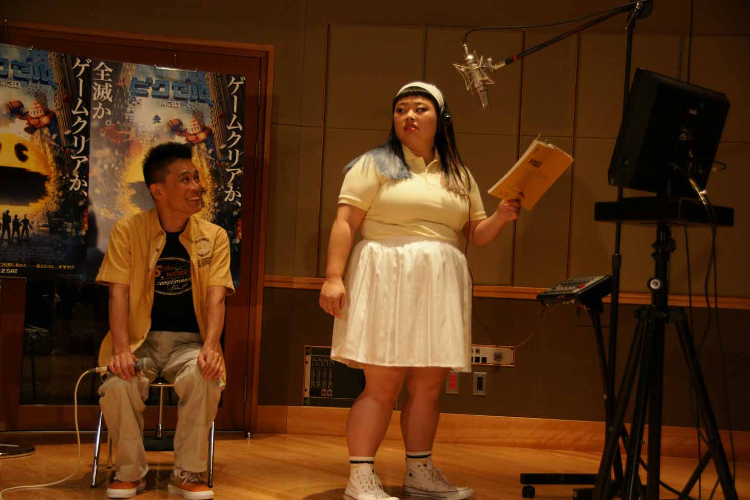 「ピクセル」公開アフレコに臨む、日本語吹替版キャストの渡辺直美と、見守る柳沢慎吾。