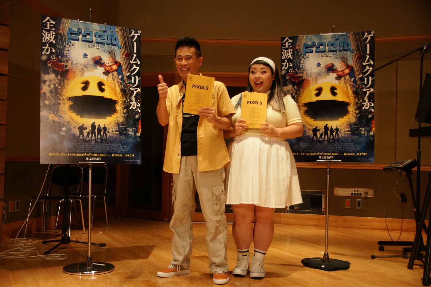 「ピクセル」公開アフレコに臨んだ、日本語吹替版キャストの柳沢慎吾（左）と渡辺直美（右）。