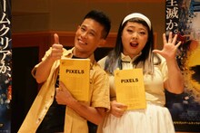 「ピクセル」公開アフレコにて、日本語吹替版キャストの柳沢慎吾（左）と渡辺直美（右）。