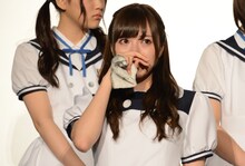 涙をこぼす白石麻衣。