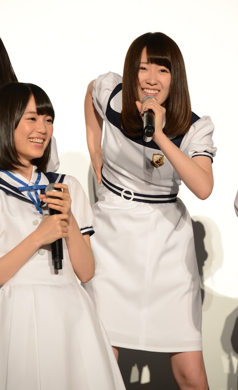 “体を拭く白鵬”のモノマネをする高山一実。