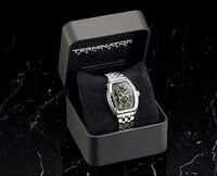 「『ターミネーター：新起動／ジェニシス』公開記念 限定版オフィシャルウォッチ」の特製記念ボックス。(c)2015 Skydance Productions, LLC. Terminator(R) GenisysTM is a trademark of StudioCanal S.A. All rights reserved.