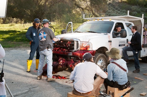 「ゾンビーバー」メイキング。左のつなぎを着た男性がジョン・メイヤー。(c)2014 ZOMBIEAVERS ,LLC.All Rights Reserved.