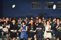 チコのぬいぐるみを客席へ投げ入れる細田守とキャストたち。