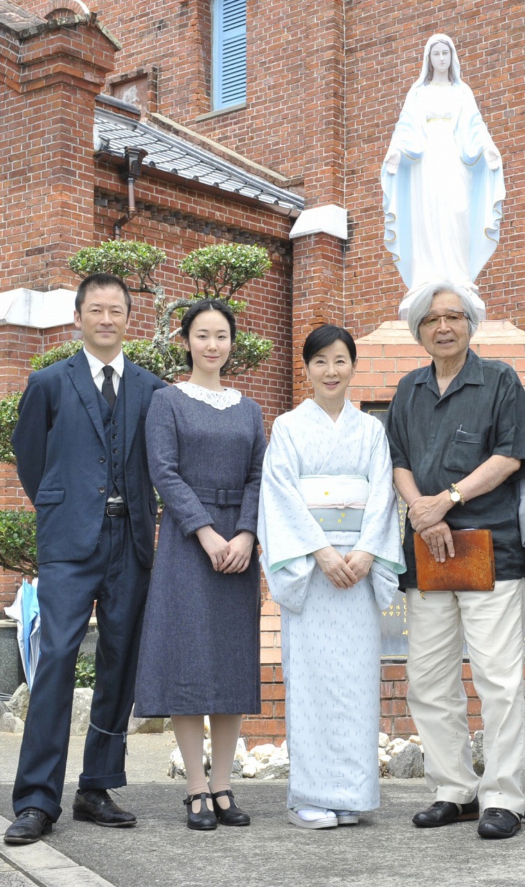「母と暮せば」長崎ロケに参加した面々。左から浅野忠信、黒木華、吉永小百合、山田洋次。(c)2015「母と暮せば」製作委員会