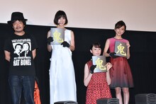 瓦を持つ篠田麻里子、トリンドル玲奈、真野恵里菜と、園子温。