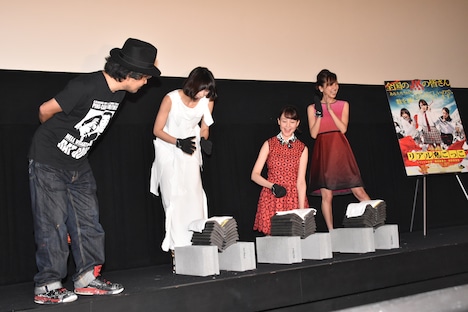 割れた瓦を見て思わず笑う篠田麻里子、トリンドル玲奈、真野恵里菜と、覗き込む園子温。