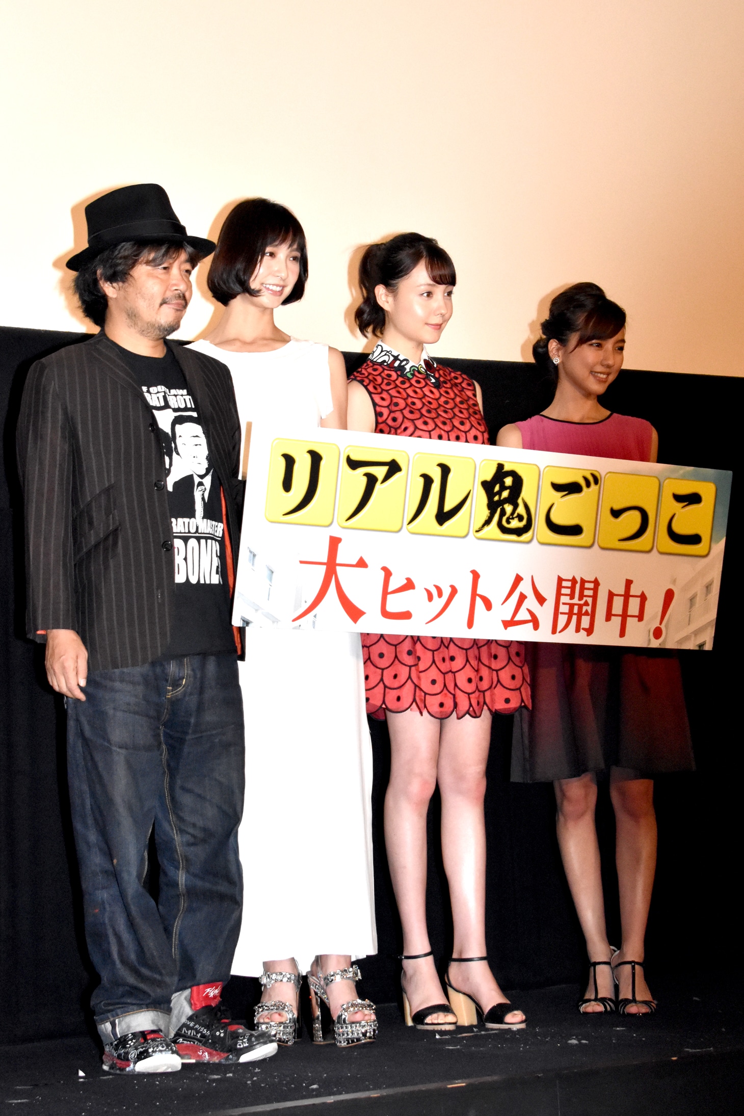 左から園子温、篠田麻里子、トリンドル玲奈、真野恵里菜。