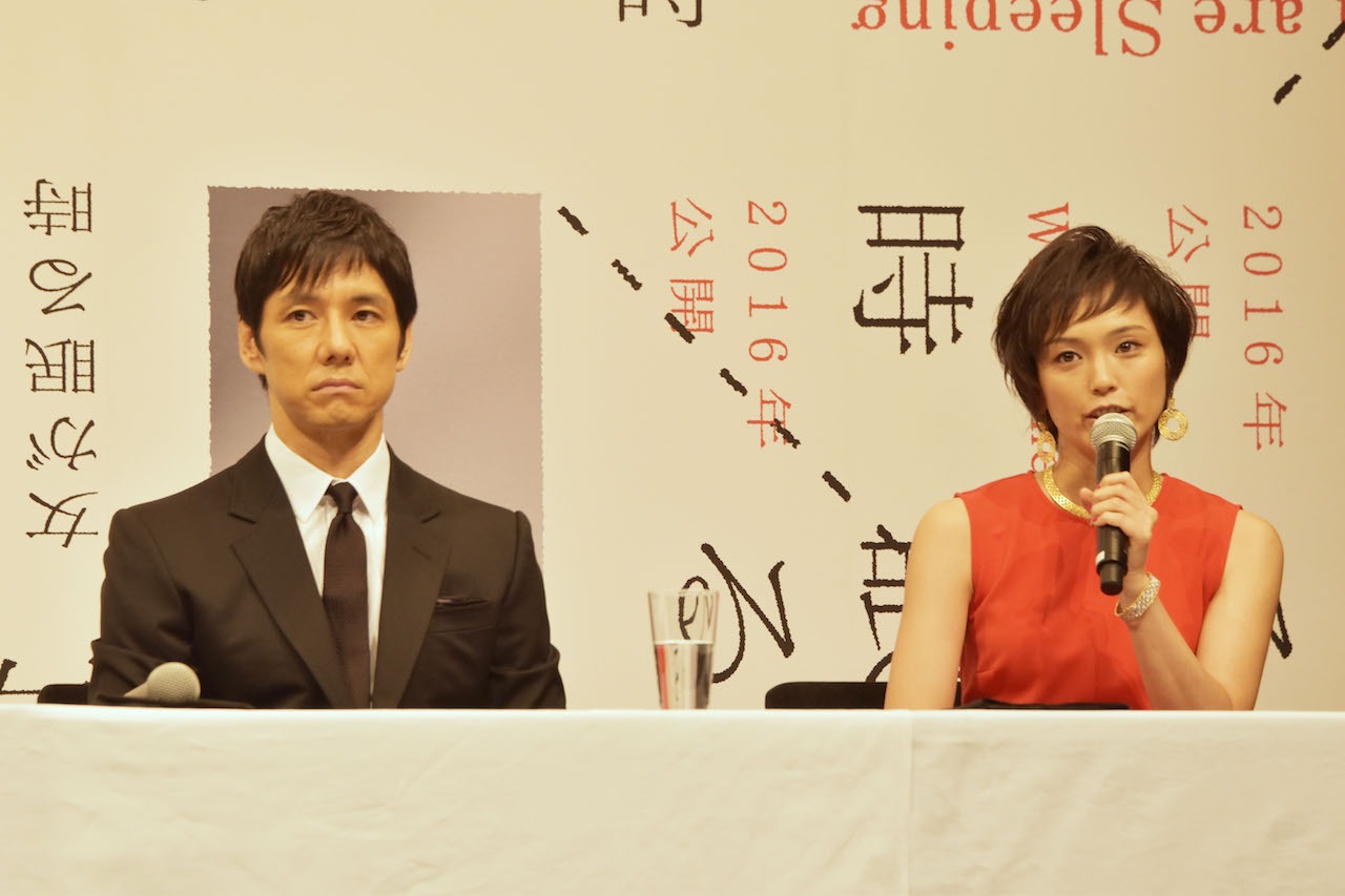 左から西島秀俊、小山田サユリ。