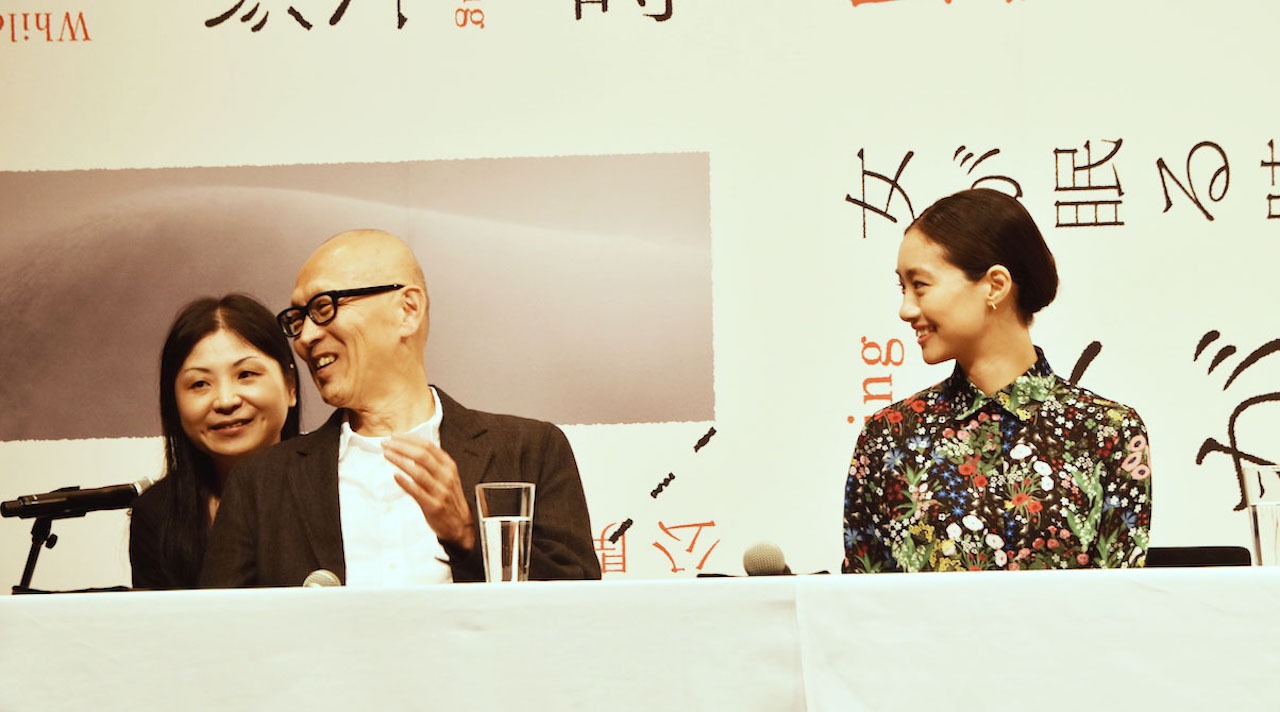 左からウェイン・ワン、忽那汐里。ビートたけしの「弁当がまずかった」というコメントを聞き、ほほえむワン。
