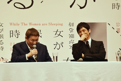 左からビートたけし、西島秀俊。たけしに「高いサバ缶」とキャッチコピーをつけられ、笑う西島。