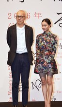 左からウェイン・ワン、忽那汐里。