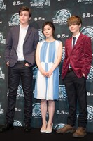 左からニック・ロビンソン、松岡茉優、タイ・シンプキンス。