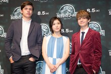 左からニック・ロビンソン、松岡茉優、タイ・シンプキンス。