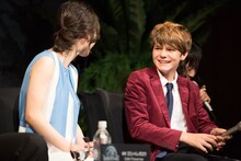 松岡茉優から「初恋の人と会ったみたい」と言われてはにかむタイ・シンプキンス。