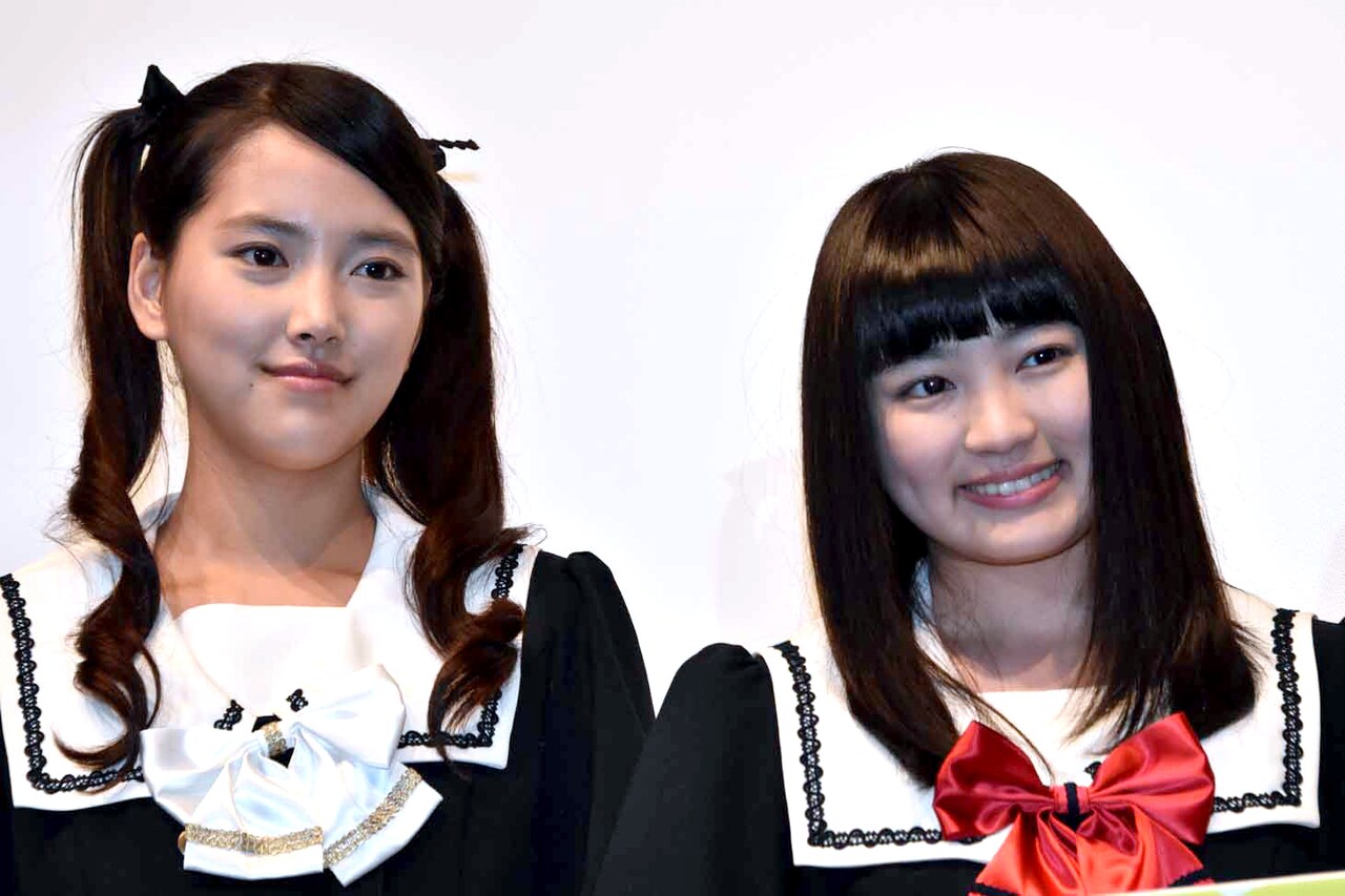 「脳漿炸裂ガール」完成披露上映会にて、左から竹富聖花、柏木ひなた。