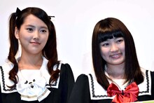 「脳漿炸裂ガール」完成披露上映会にて、左から竹富聖花、柏木ひなた。