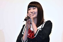 笑顔で壇上から話す柏木ひなた。