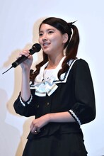 観客に感謝の言葉を述べる竹富聖花。