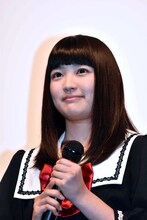 満員の客席を見わたす柏木ひなた。