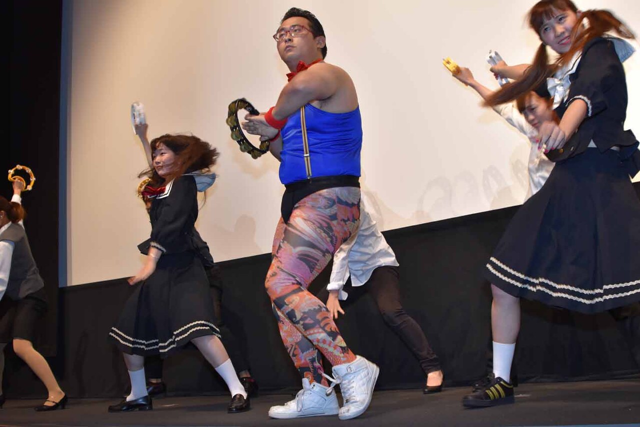 GONZO率いるタンバリンダンス集団出現、エビ中柏木「笑い涙が止まらない」