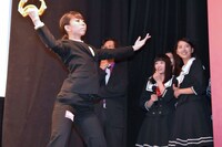 サプライズパフォーマンスに目を見張る柏木ひなたと竹富聖花。