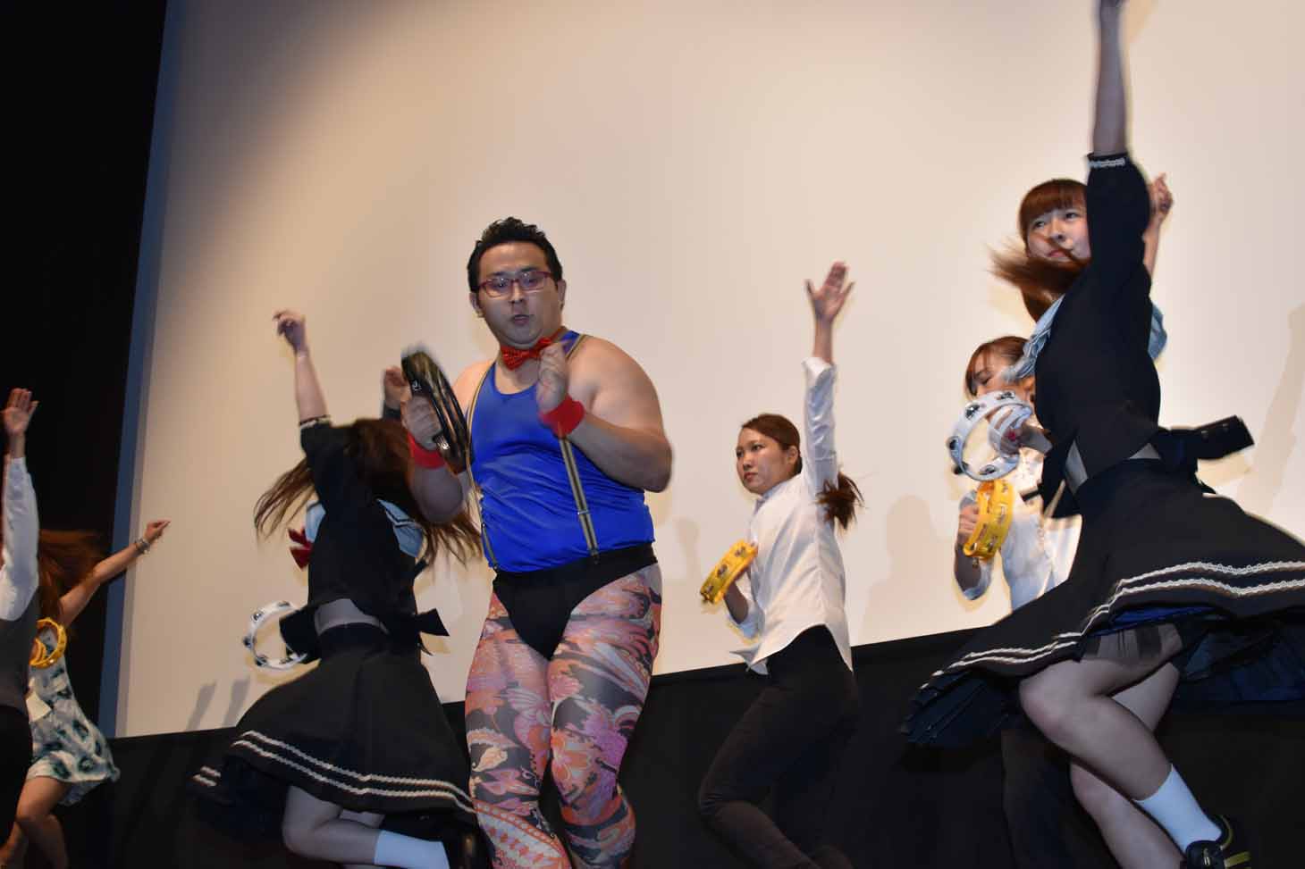 タンバリン芸人GONZO率いるダンス集団。