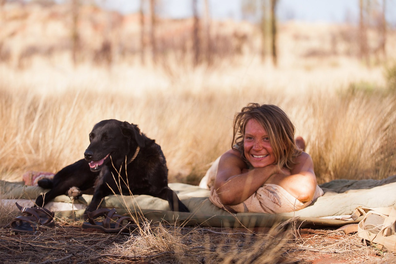 「奇跡の2000マイル」 (c)2013 SEE-SAW (TRACKS) HOLDINGS PTY LIMITED, A.P. FACILITIES PTY LIMITED, SCREEN AUSTRALIA, SOUTH AUSTRALIAN FILM CORPORATION, SCREEN NSW AND ADELAIDE FILM FESTIVAL