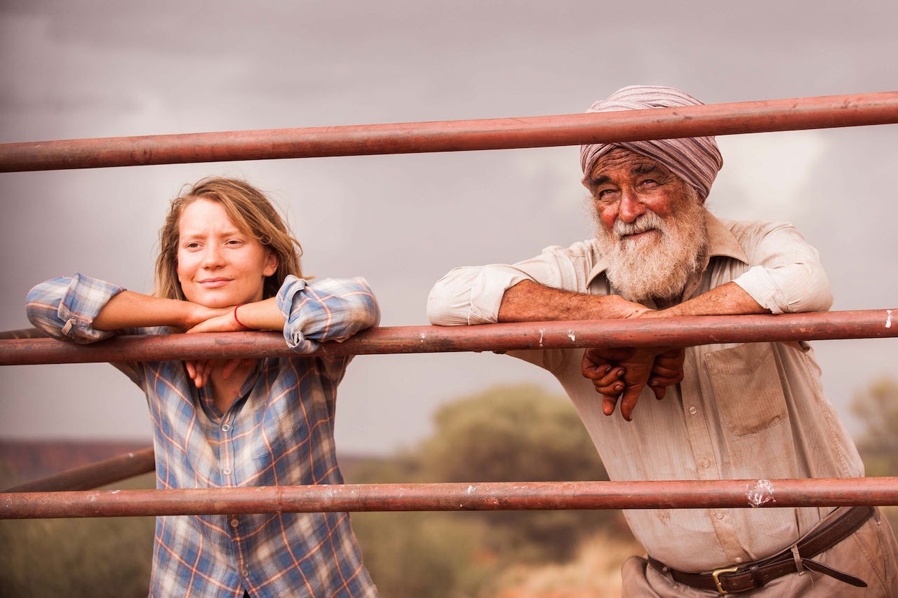 「奇跡の2000マイル」 (c)2013 SEE-SAW (TRACKS) HOLDINGS PTY LIMITED, A.P. FACILITIES PTY LIMITED, SCREEN AUSTRALIA, SOUTH AUSTRALIAN FILM CORPORATION, SCREEN NSW AND ADELAIDE FILM FESTIVAL