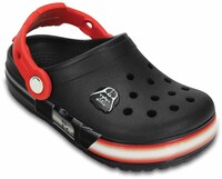 ダース・ベイダーをモチーフにした「スター・ウォーズ」モデル のクロックス。価格：4752円。(c)＆TM Lucasfilm Ltd.