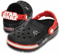 ダース・ベイダーをモチーフにした「スター・ウォーズ」モデル のクロックス。価格：4752円。(c)＆TM Lucasfilm Ltd.