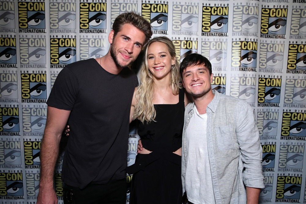 左からリアム・ヘムズワース、ジェニファー・ローレンス、ジョシュ・ハッチャーソン。TM&(c)2015 LIONS GATE FILMS INC.ALL RIGHTS RESERVED.